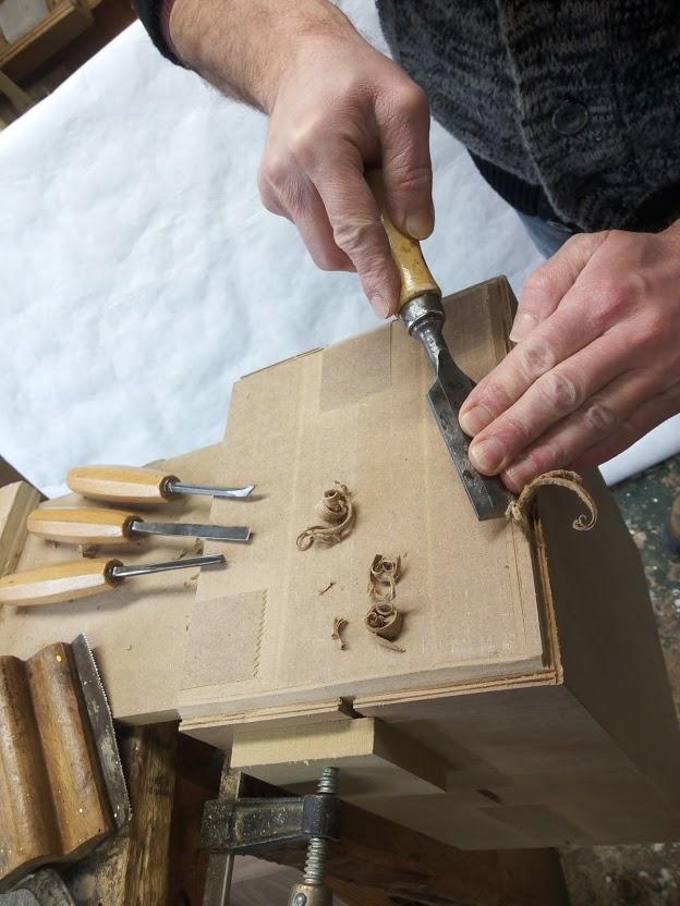 Bois sculpté imitant le carton Trompe l’œil hyperréaliste  